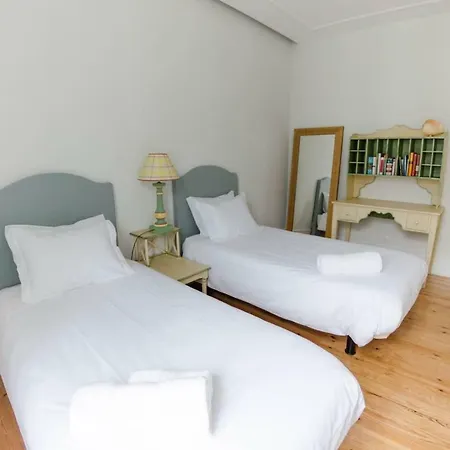Charming Light-filled Spacious Apartment Lissabon